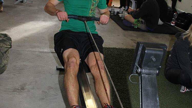 Benedikt Weber (28) rudert ein bisschen - als Aufwärmübung. Foto: Sonja Adam