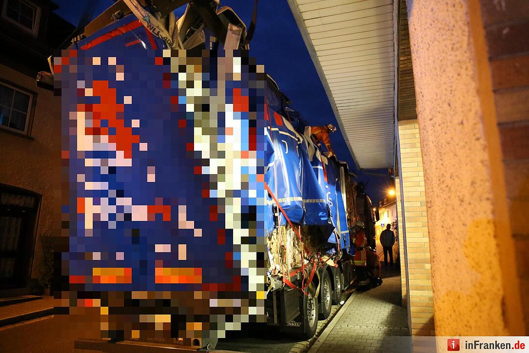 Lkw bleibt in Gefrees an Vordach hängen