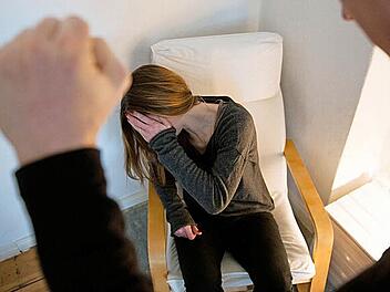 Erst hat er eine junge Frau angemacht und sie dann, nachdem er abgeblitzt war, mit Fäusten traktiert. Vor Gericht kam der 24-Jährige noch einmal mit einer Geldstrafe davon. Symbolfoto: Inga Kjer, dpa