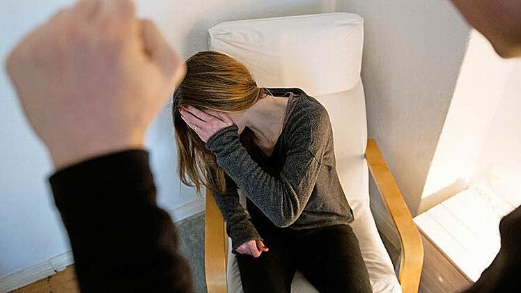 Erst hat er eine junge Frau angemacht und sie dann, nachdem er abgeblitzt war, mit Fäusten traktiert. Vor Gericht kam der 24-Jährige noch einmal mit einer Geldstrafe davon. Symbolfoto: Inga Kjer, dpa
