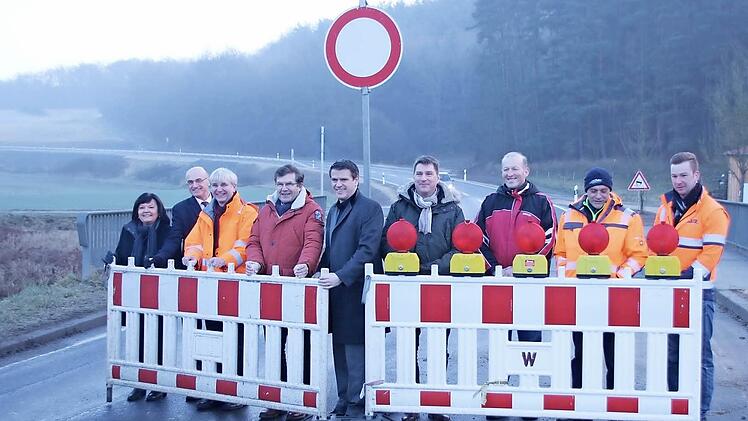 Sie räumten am Montag die Sperrschilder weg und machten den Weg frei, von links: Breitbrunns Bürgermeisterin Gertrud Bühl, Landrat Schneider, Manfred Rott, Ebelsbachs Bürgermeister Walter Ziegler, Landtagsabgeordneter Steffen Vogel, Stephan Lüttig von der Baufirma Rädlinger aus Selbitz sowie weitere Vertreter des Bauamtes und der Baufirma.