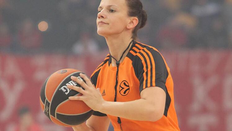 Anne Panther - strenger Blick, geschultes Auge. "Wir sind darauf vorbereitet, innerhalb von Sekundenbruchteilen eine Entscheidung zu fällen." Foto: Euroleague