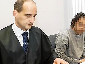 Der angeklagte Tunesier (Mi.) mit seinem Verteidiger Oliver Teichmann (li.) und dem Dolmetscher vor Gericht Fotos: Matthias Hoch