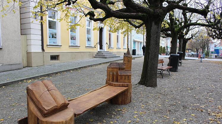 Unter den Linden am Marktplatz deutet die Kirche Sankt Johannes auf die Sage hin. Die Figur der einstigen Burgherrin fehlt derzeit noch.Evi Seeger