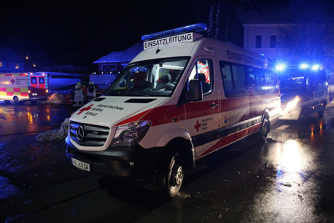 Dachstuhlbrand nahe Helmbrechts in Oberfranken hält Feuerwehr in Atem