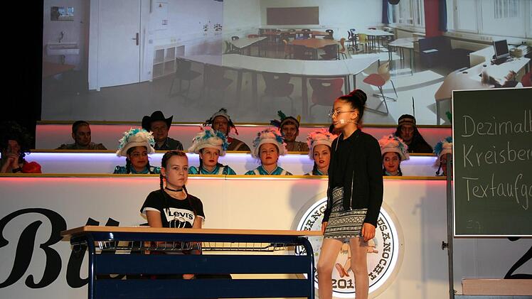 Der Schulsketsch mit Samira Konrad und Rachel WolfMaria Löffler