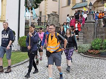 Eine 50 Personen starke Gruppe machte sich am Pfingstmontag auf den Rückweg von Marienweiher nach Nordhalben.  Foto: Michael Wunder