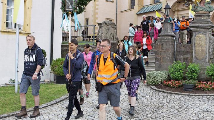 Eine 50 Personen starke Gruppe machte sich am Pfingstmontag auf den Rückweg von Marienweiher nach Nordhalben.  Foto: Michael Wunder