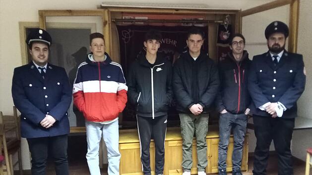 Das Foto zeigt (von links): 1. Kommandant Marcel Kleinhenz, Eliah Karch, Benjamin Kehl, Jakob Morber, Philip Weigand, 1. Vorsitzender Stefan Geutner.