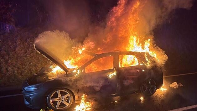 Schwerer Fahrzeugbrand im Kreis Kronach: Auto brennt vollst&auml;ndig aus