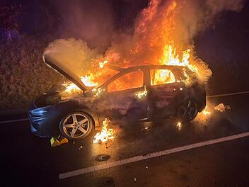 Schwerer Fahrzeugbrand im Kreis Kronach: Auto brennt vollst&auml;ndig aus