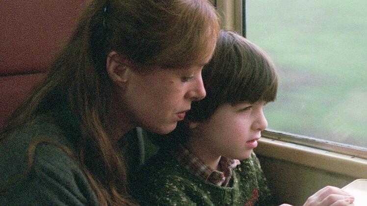 Nachdem ihre Schwester Marianne untertaucht ist, k&uuml;mmert sich ihre Schwester Juliane (Jutta Lampe) um deren Sohn Jan (Patrick Estrada-Pox).