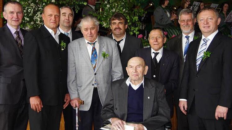 Die Geehrten (von links): Konrad Unsleber (Vermessungsdirektor), Robert Roßhirt (25 Jahre), Matthias Moritz (25 Jahre), Adalbert Wehner (40 Jahre), Hubert Müller (25 Jahre), Albin Reuß (40 Jahre), Rudolf Heinrich (40 Jahre), Kreisobmann Otto Funck und Landrat Thomas Bold