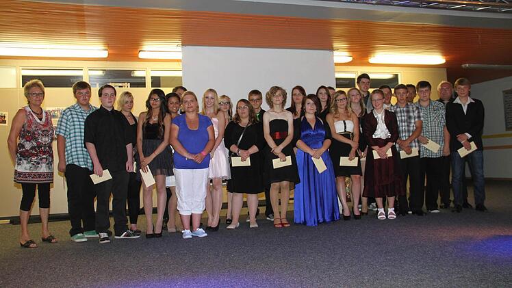 Konrektorin Elisabeth Nikol (li) und Rektor Wolfgang Fischer (2. v. re.) zusammen mit den besten Absolventen der neunten und zehnten Klassen. Fotos: Gerda Völk