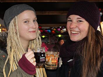 Katharina Behmer und Anna-Sophia Metzel testeten, ob Glühwein wirklich warm hält.