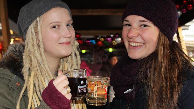 Katharina Behmer und Anna-Sophia Metzel testeten, ob Glühwein wirklich warm hält.