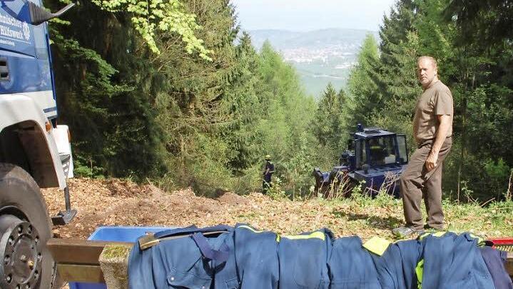 Rainer Göbel, der Vorsitzende der Bergfreunde, ist zufrieden. Ohne den THW-Einsatz hätte der Verein, der sich um den Muppberg kümmert, den Blick nach Sonneberg nicht wieder frei bekommen können. Fotos: Rainer Lutz