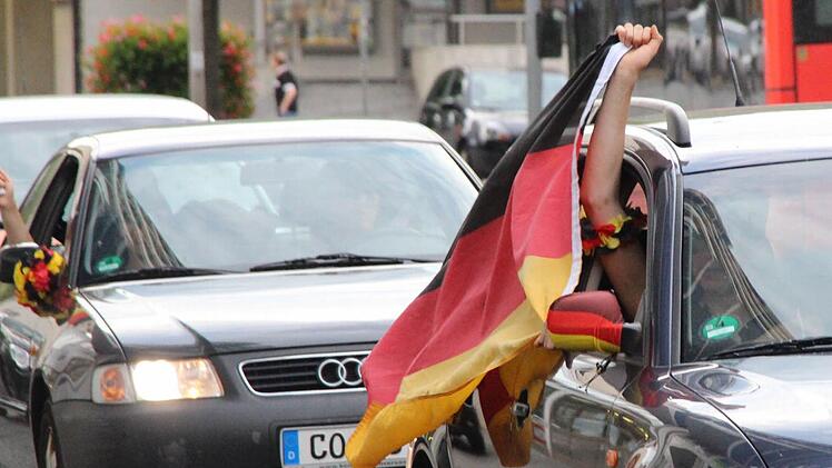 Unmittelbar nach Spielschluss gab's viele Autokorsos - auch in der Coburger Hindenburgstraße.