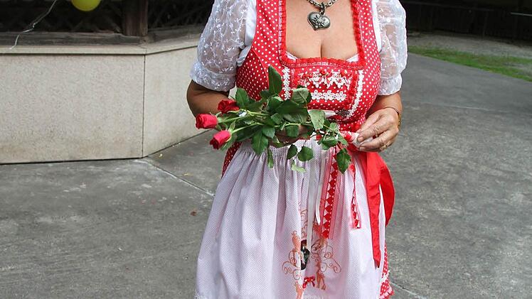 Kaum zu glauben, aber wahr: die Rosenkönigin Waltraud Gaudeck ist 70 Jahre alt - und das rote Dirndl ist brandneu und geizt nicht mit Reizen. Für die Rosendame hatte die Jury die Auszeichnung "Schönstes Kerwamaadla" parat.