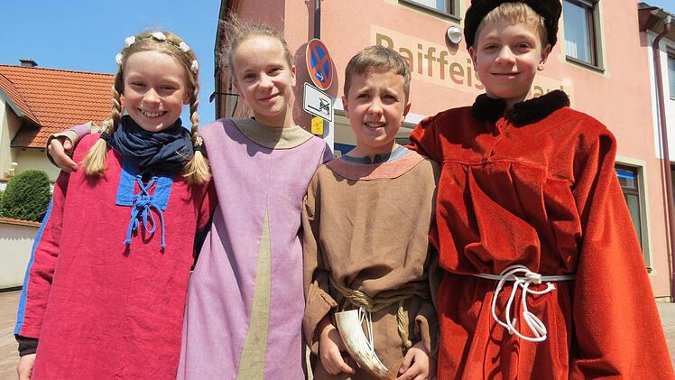 Passend gekleidet zum Dorfrundgang informierten Amélie, Sophia, Leon und Philipp jeweils zu den historischen Sehenswürdigkeiten. Foto: Doris Bauer