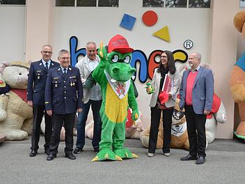Gruppenbild mit Drache (von links): Stefan Püls, Manfred Lorenz, Heiner Dransfeld, Drache Löschi, Barbara Fehn-Dransfeld und Jürgen W. Heike. Foto: Rainer Lutz