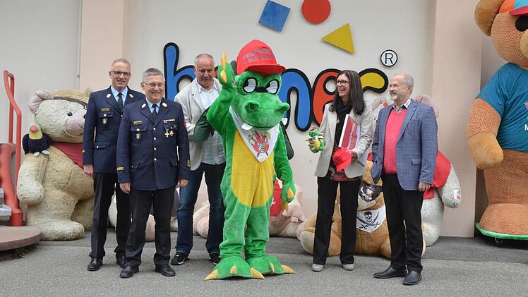 Gruppenbild mit Drache (von links): Stefan Püls, Manfred Lorenz, Heiner Dransfeld, Drache Löschi, Barbara Fehn-Dransfeld und Jürgen W. Heike. Foto: Rainer Lutz