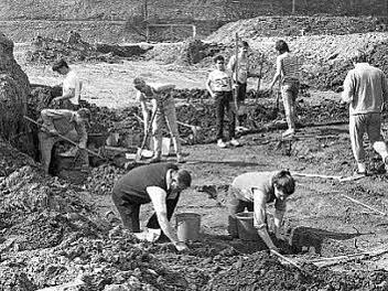 Archäologische Grabungsarbeiten gab es auch 1988 beim Bau der Entlastungsstraße zwischen Gymnasium und Seminar. Foto: Archiv/Heike Beudert