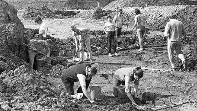 Archäologische Grabungsarbeiten gab es auch 1988 beim Bau der Entlastungsstraße zwischen Gymnasium und Seminar. Foto: Archiv/Heike Beudert