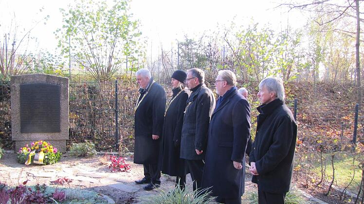 Die Kranzniederlegung am Gemeinschaftsgrab der in den letzten Kriegstagen 1945 ermordeten Zwangsarbeiter. Von links: die drei Coburger Bürgermeister Norbert Tessmer, Birgit Weber und Thomas Nowak sowie Bundestagsabgeordneten Hans Michelbach und Regierungsvizepräsident Thomas Engel. Foto: Martin Koch