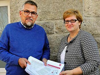 Mehrere Listen mit zusammen über 1500 Unterschriften hat der erste Bevollmächtigte der IG Metall Ostoberfranken, Volker Seidel, an die parlamentarische Staatssekretärin im Arbeitsministerium, Anette Kramme, überreicht. Die IG Metall fordert damit die Rückkehr zur paritätisch finanzierten Krankenversicherung. Foto: Stephan Herbert Fuchs