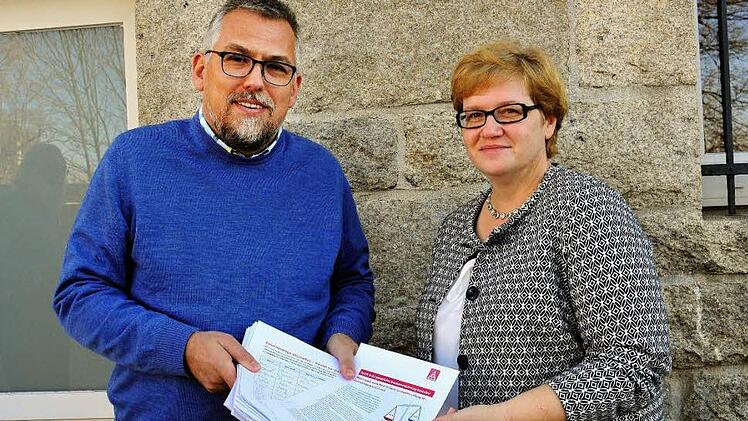 Mehrere Listen mit zusammen über 1500 Unterschriften hat der erste Bevollmächtigte der IG Metall Ostoberfranken, Volker Seidel, an die parlamentarische Staatssekretärin im Arbeitsministerium, Anette Kramme, überreicht. Die IG Metall fordert damit die Rückkehr zur paritätisch finanzierten Krankenversicherung. Foto: Stephan Herbert Fuchs
