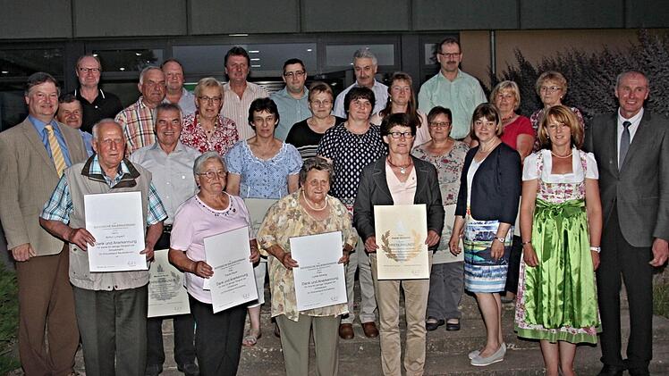 Besondere Ehrungen weil am längsten in Verantwortung erfuhren (vorne von links), Anton Limpert, Traute Sauer, Lydia Streng und Imelda Hetterich. Mit auf dem Foto Kreisobmann Klaus Merkel (links), Alois Kraus, Stellvertretender Bezirkspräsident und Kreisbäuerin Cäcilie Werner (von rechts), sowie alle, die seit 15 Jahren Verantwortung im BBV tragen. Foto: Helmut Will