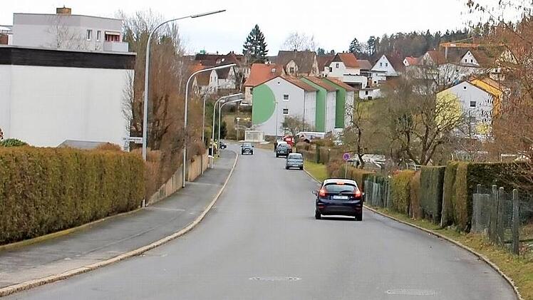 Entlang der Kleingärten am Lauersgraben gilt bis etwa zur Hausnummer 20 eingeschränktes Halteverbot. Früher habe man hier rechts parken können, merkt die Infranken-Melderin an. Foto: Ulrike Nauer