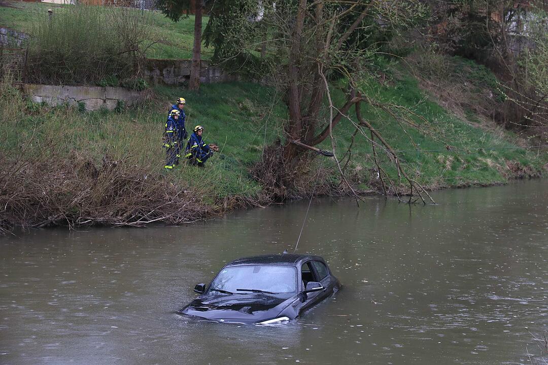 Kreis Forchheim: Auto treibt in der Aisch