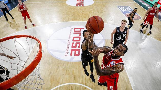 Cliff Alexander (mit Ball) ist in Korbn&auml;he meist nur durch Fouls zu stoppen. Im Duell gegen den Ex-Frankfurter Mike Morrison im Dress der Litauer ist seine Athletik gefragt. Foto: Daniel L&ouml;b