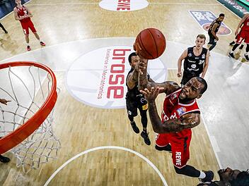 Cliff Alexander (mit Ball) ist in Korbnähe meist nur durch Fouls zu stoppen. Im Duell gegen den Ex-Frankfurter Mike Morrison im Dress der Litauer ist seine Athletik gefragt. Foto: Daniel Löb