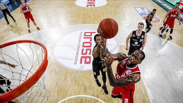 Cliff Alexander (mit Ball) ist in Korbnähe meist nur durch Fouls zu stoppen. Im Duell gegen den Ex-Frankfurter Mike Morrison im Dress der Litauer ist seine Athletik gefragt. Foto: Daniel Löb