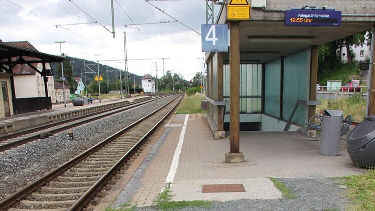 Impressionen vom Bahnhof Kronach - fotografiert im Sommer 2018. Hier das "grüne" Gleis 4. Foto: Andreas Schmitt