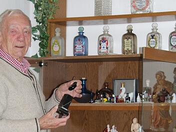 Stolz präsentiert Albert Ebertsch eine Vielzahl von Glasflakons aus seiner Sammlung.  Foto: Veronika Schadeck