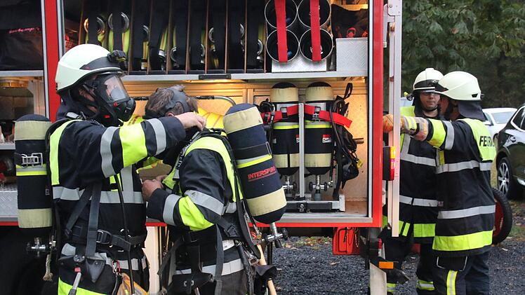 Die Feuerwehrleute holten eine Person aus der Kirche. Foto: Michael Stelzner