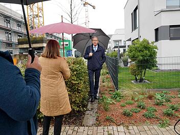Der Grünstreifen rechts neben Bürgermeister German Hacker soll gepflastert werden.   Foto: Richard Sänger