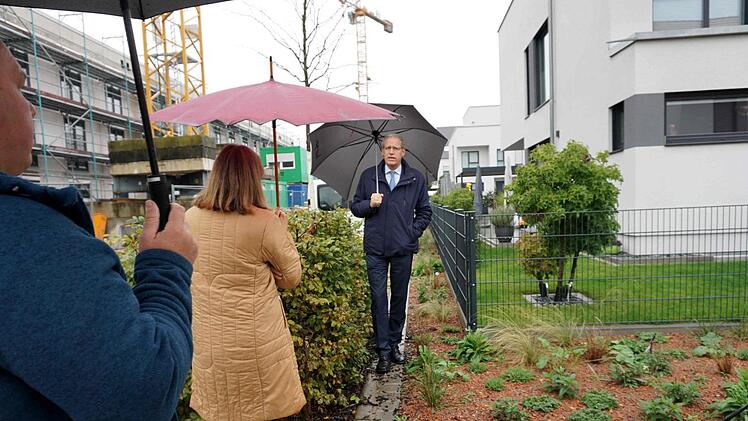 Der Grünstreifen rechts neben Bürgermeister German Hacker soll gepflastert werden.   Foto: Richard Sänger