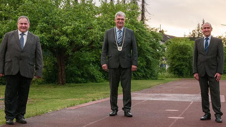 Der Zweite Bürgermeister Dieter Reisenweber, Bürgermeister Helmut Dietz und der Dritte Bürgermeister Gerald Karl. Bayer