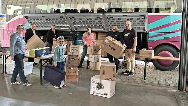 Ehrenamtliche Helfer, B&uuml;rgermeister Ulm und das Team vom Reisedienst Gumann bei der Verladung der Spenden