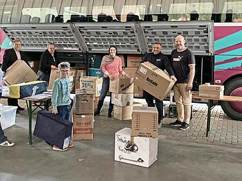 Ehrenamtliche Helfer, Bürgermeister Ulm und das Team vom Reisedienst Gumann bei der Verladung der Spenden