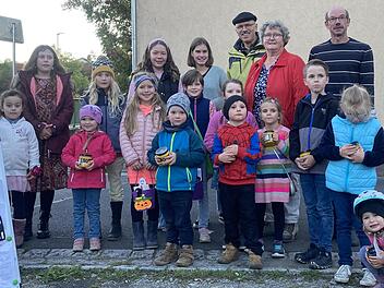 Die Kinder freuen sich über ihre Preise beim  Kürbisschnitzwettbewerb. Foto: Anna Schlechter
