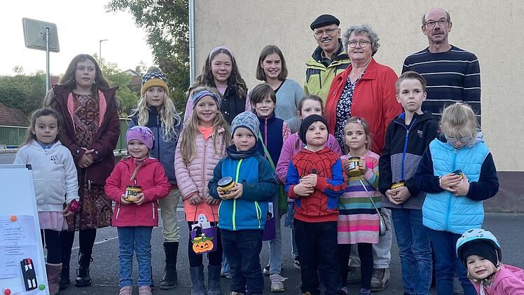 Die Kinder freuen sich über ihre Preise beim  Kürbisschnitzwettbewerb. Foto: Anna Schlechter