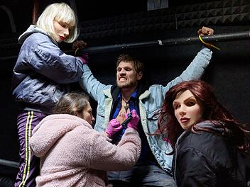 Was die Zuschauer wissen, die Ermittler aber vorerst nicht: Martha (Lo Rivera, zweite von links) hat Jonathan Theisen (Remo Schulze) in eine Falle gelockt. Gemeinsam mit Anja (Anna Herrmann, links) und Nina (Cheyenne Demont) tätowiert sie ein Datum auf seine Brust. Haben sie ihn aber auch getötet oder gibt es Trittbrettfahrer?