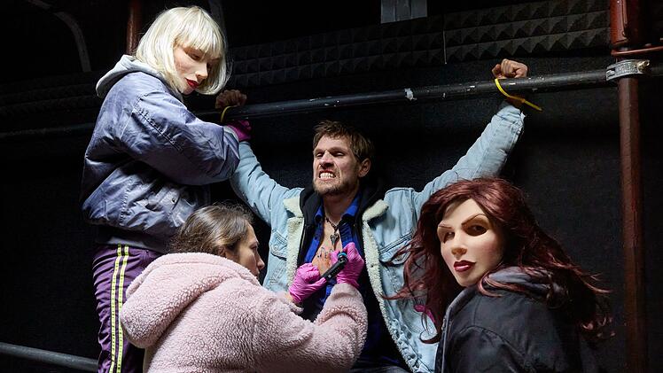 Was die Zuschauer wissen, die Ermittler aber vorerst nicht: Martha (Lo Rivera, zweite von links) hat Jonathan Theisen (Remo Schulze) in eine Falle gelockt. Gemeinsam mit Anja (Anna Herrmann, links) und Nina (Cheyenne Demont) tätowiert sie ein Datum auf seine Brust. Haben sie ihn aber auch getötet oder gibt es Trittbrettfahrer?