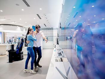 TV-Angebote in der Black Week Schnäppchen, Deal, reduziert, güsnstig, Man pointing on TV he like. Woman leaning on him.Man pointing on TV he like. Woman leaning on him. von Dusan Petkovic, TV, Fernseher, Angebot, Technik, Schnäppchen, Deal